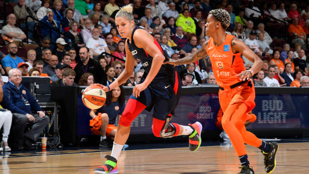Elena Delle Donne of the Washington Mystics drives to the basket.